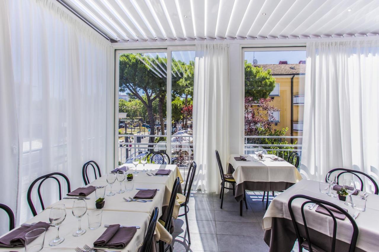 Hotel Carignano Riccione Exterior foto